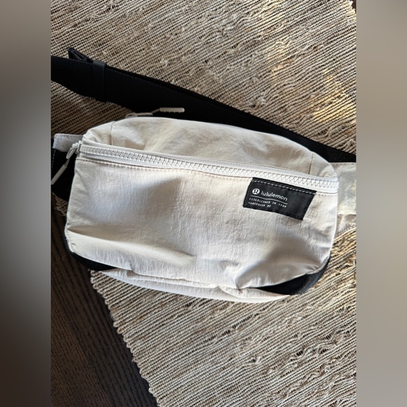 NWOT Lululemon Clean Lines Belt Bag 2L White Opal - Picture 4 of 16